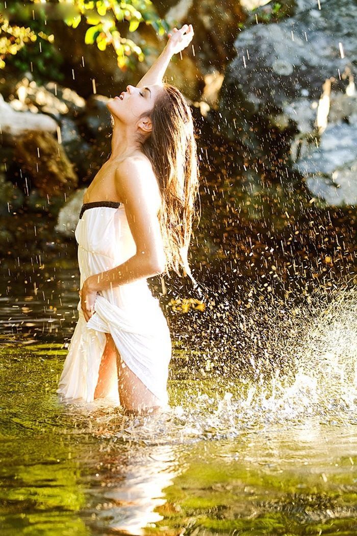 Marie Avgeropoulos in Pasto