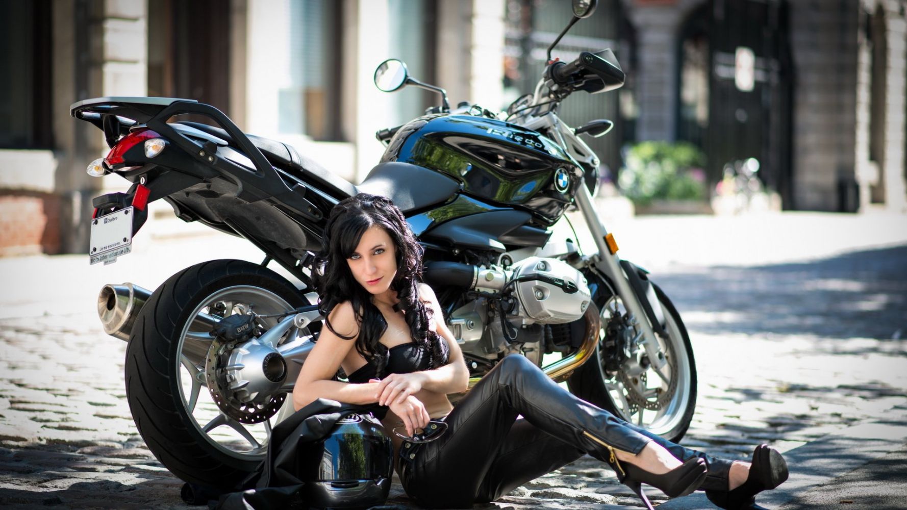 European women on bikes in Pasto