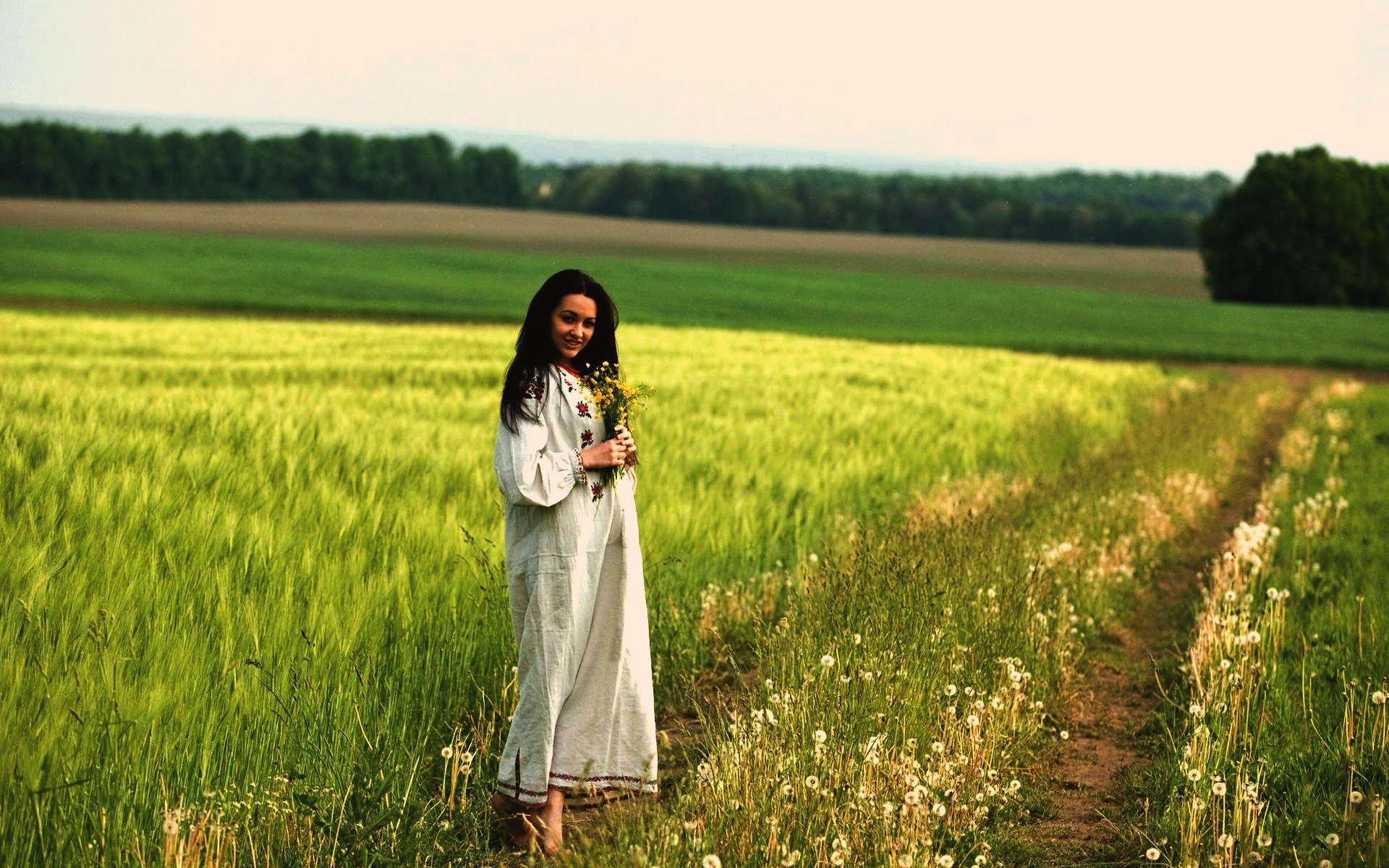 Women in Slavic costumes in Pasto