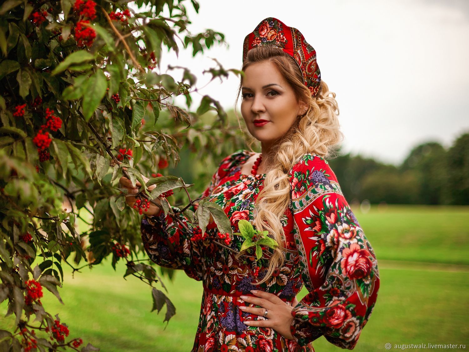 Women in Slavic costumes in Pasto