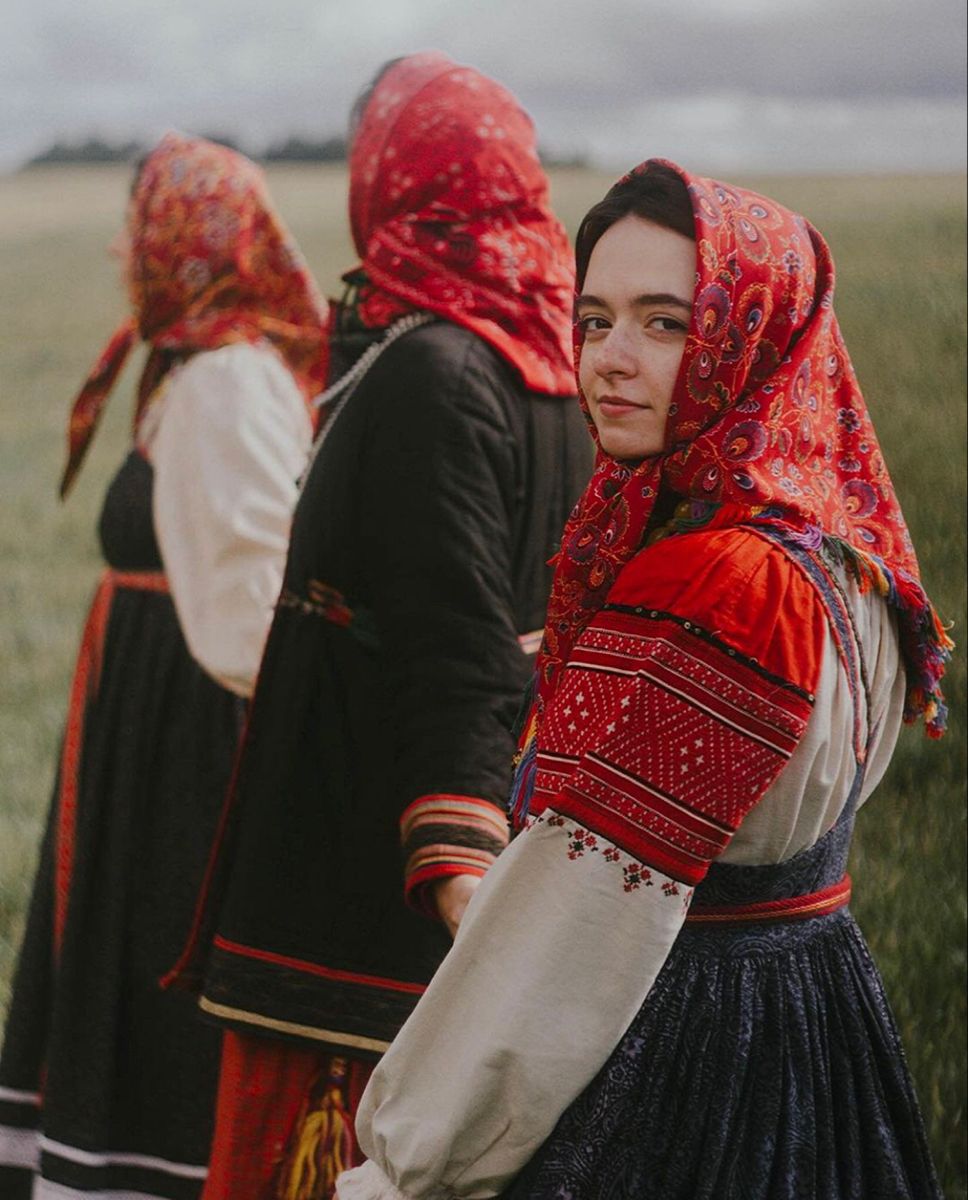 Women in Slavic costumes in Pasto