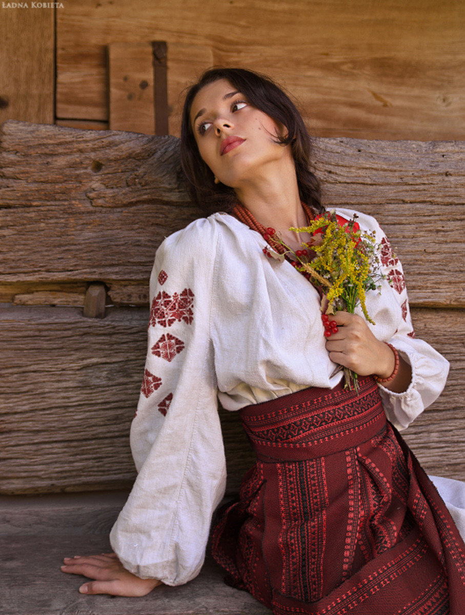 Girls in Slavic costumes in Pasto
