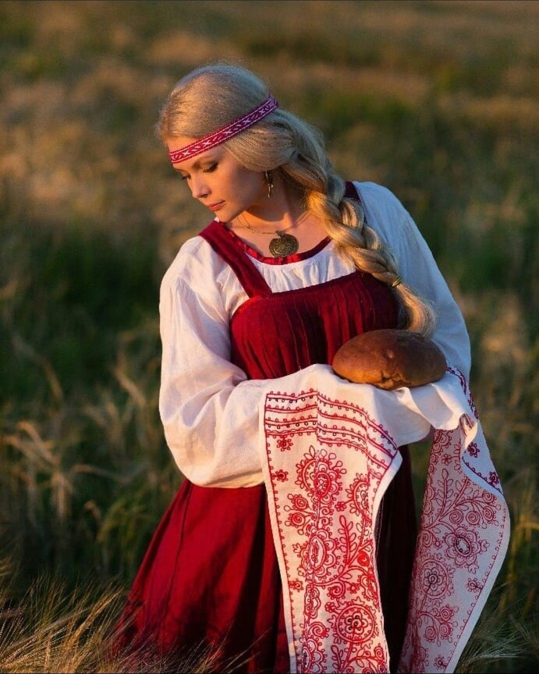 Girls in Slavic costumes in Pasto