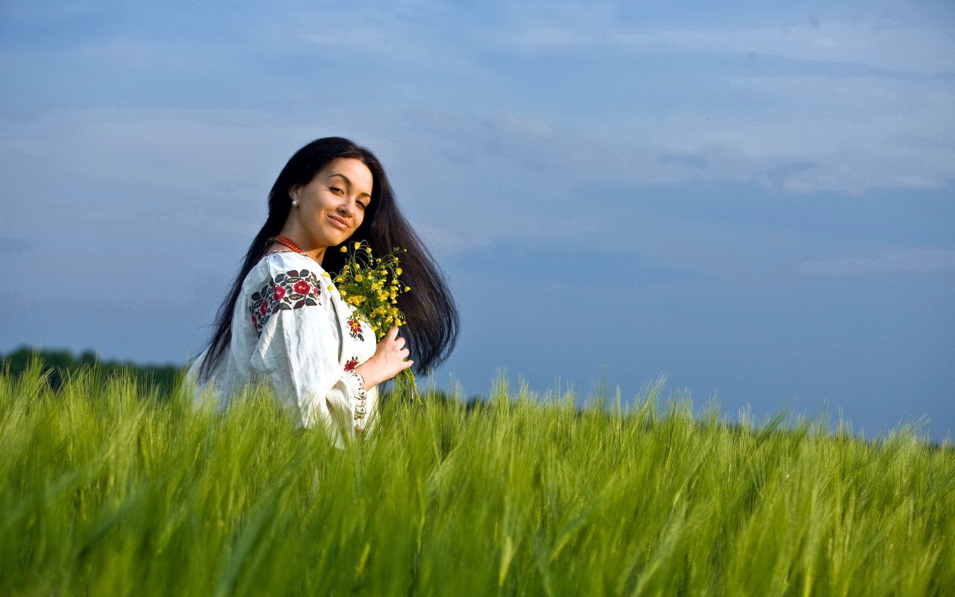 Girls in Slavic costumes in Pasto
