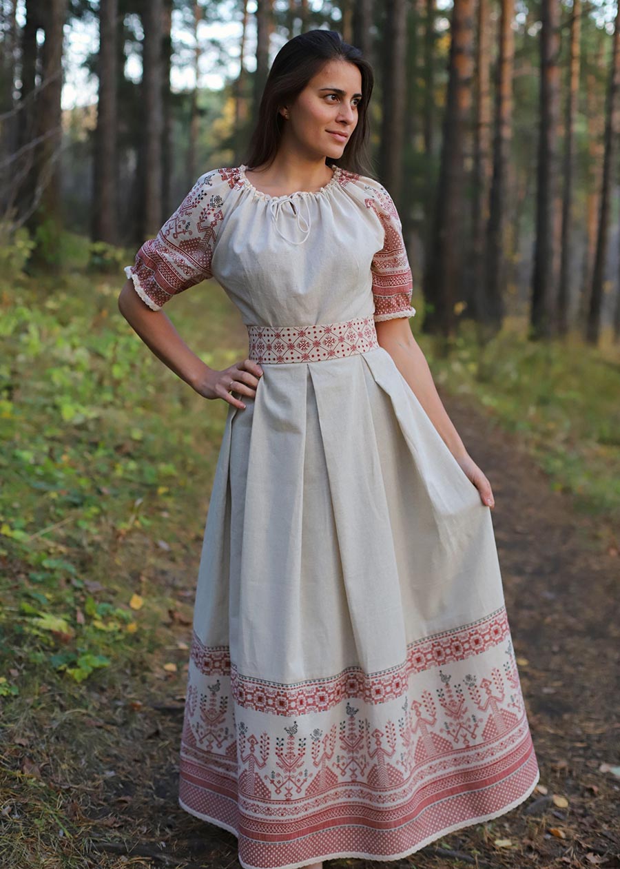Girls in Slavic costumes in Pasto