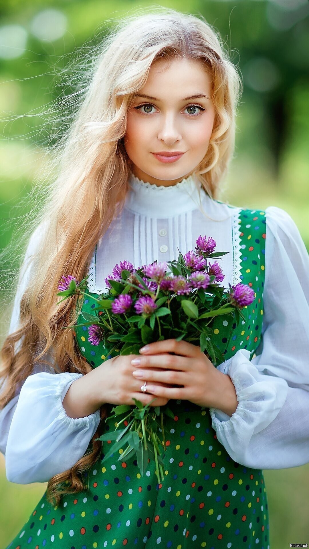 Girls in Slavic costumes in Pasto