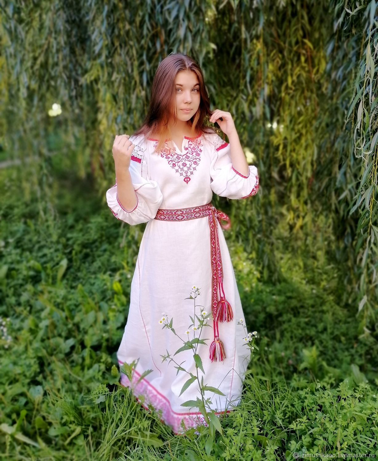 Girl Girls in Slavic costumes in Pasto